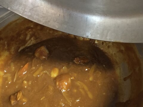 圧力鍋でしっかりと煮込んだ牛肉の塊カレー